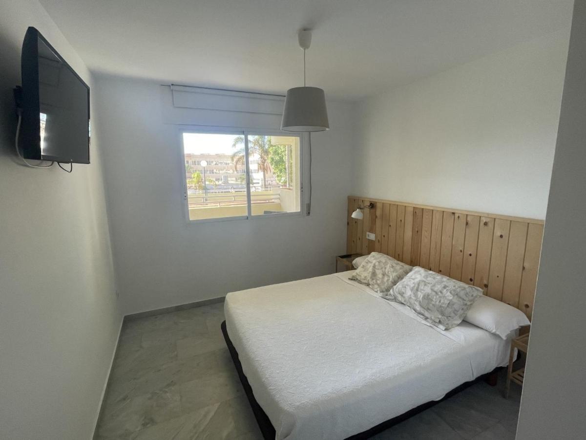 Appartamento Apartamento En La Carihuela Con Piscina Y Parking, Al Lado De La Playa Torremolinos Esterno foto