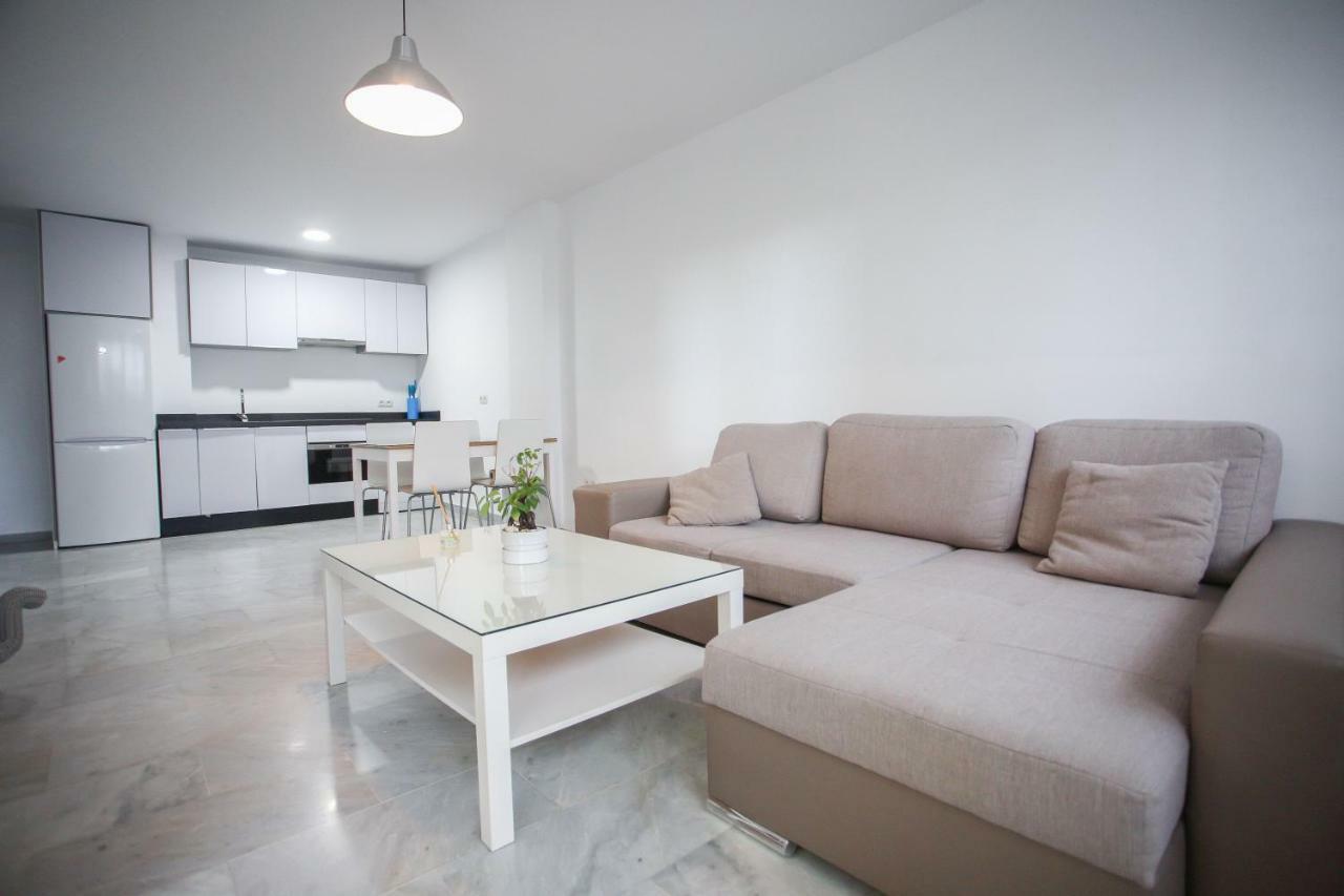 Appartamento Apartamento En La Carihuela Con Piscina Y Parking, Al Lado De La Playa Torremolinos Esterno foto
